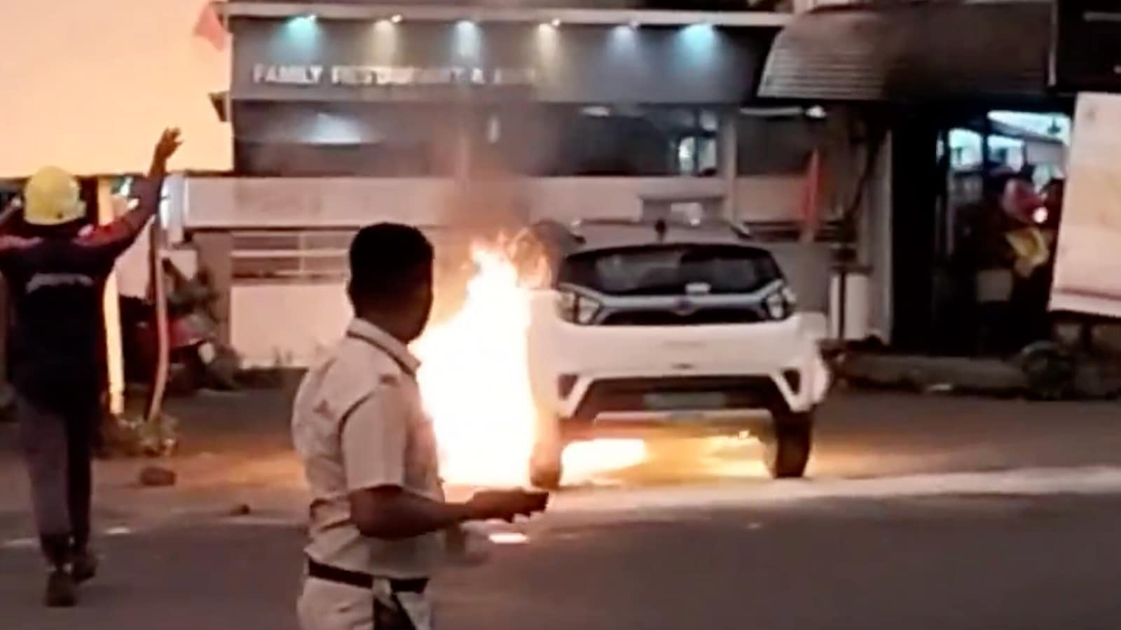 Video of Tata Nexon EV catching fire in Mumbai goes viral PNO News